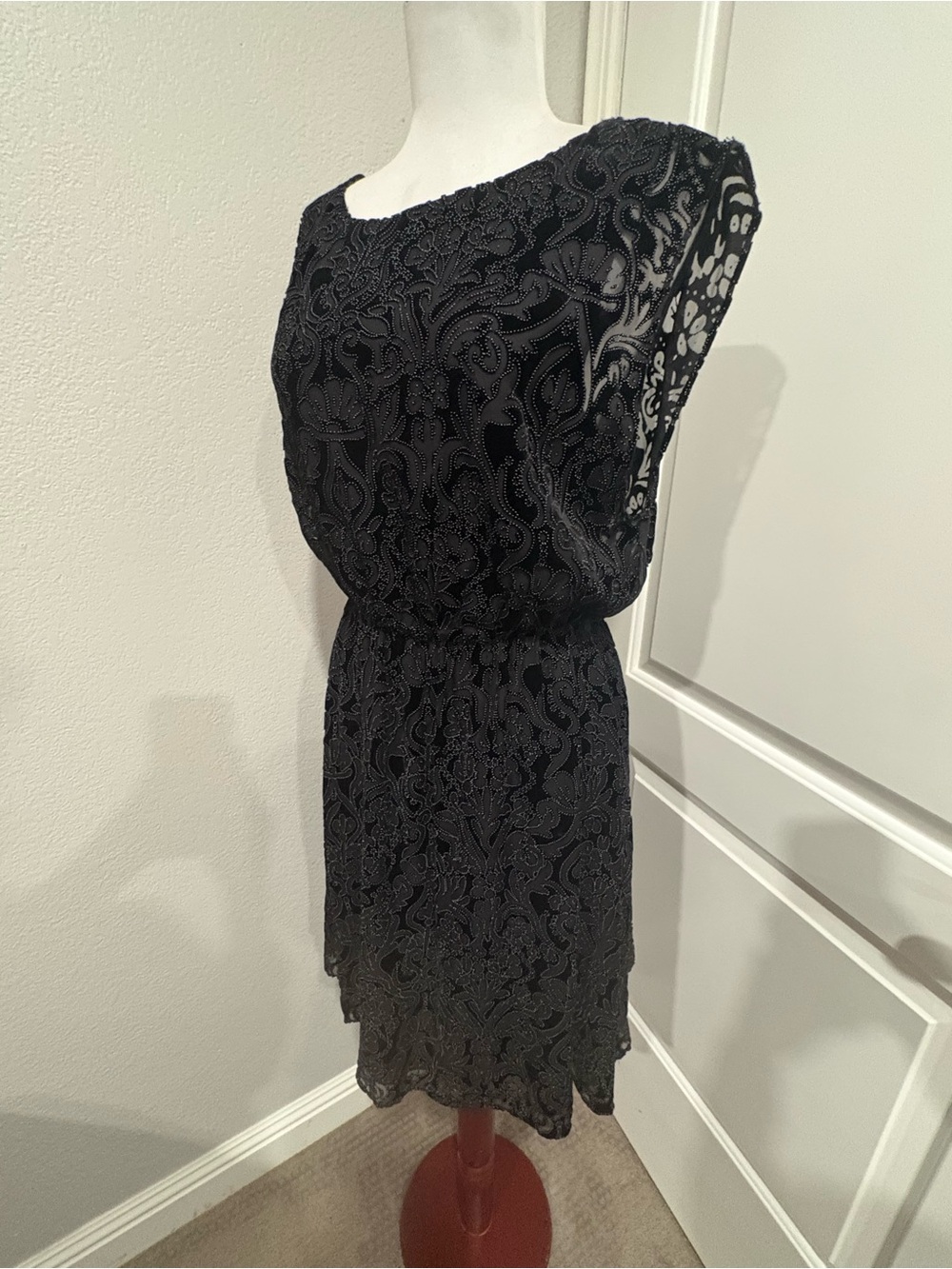 Alice & Olivia silk blend velvet burnout dress with lace detail size XS
